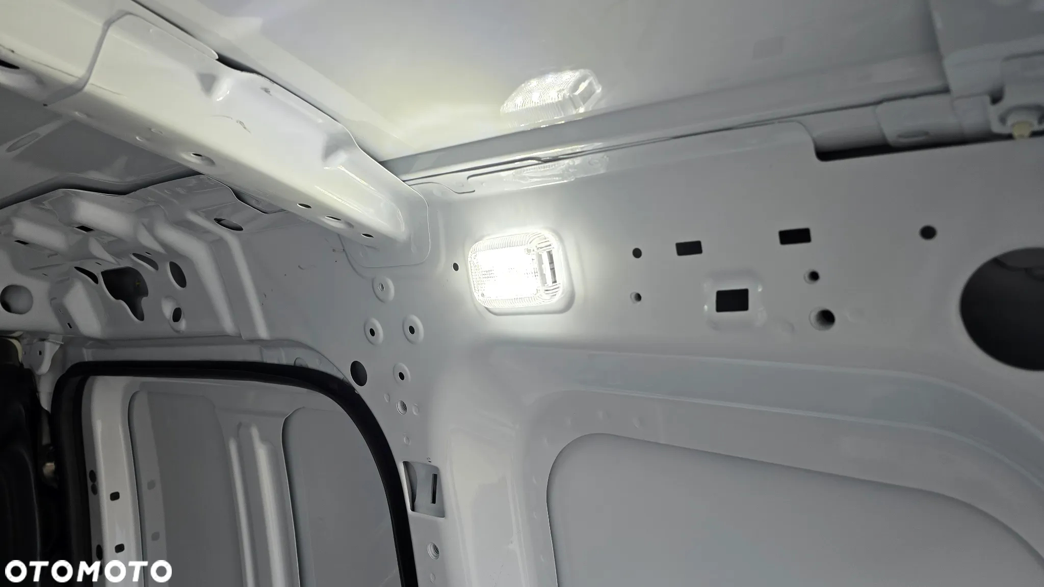 Ford Transit Courier - 25