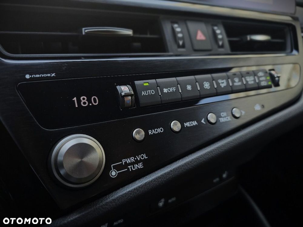 Lexus ES 300h F Sport Design - 23