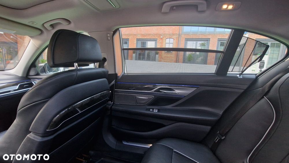 BMW Seria 7 750i xDrive - 20