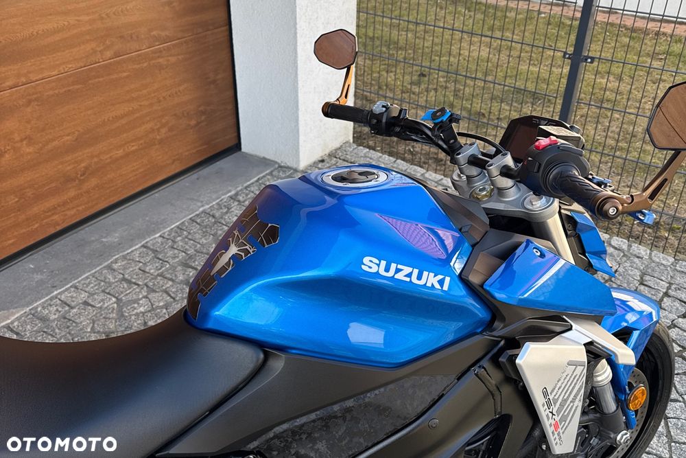 Suzuki GSX - 8