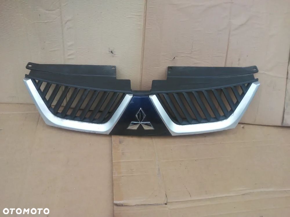 MITSUBISHI OUTLANDER ATRAPA GRILL - 1