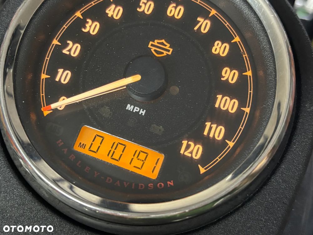 Harley-Davidson Dyna Street Bob - 12