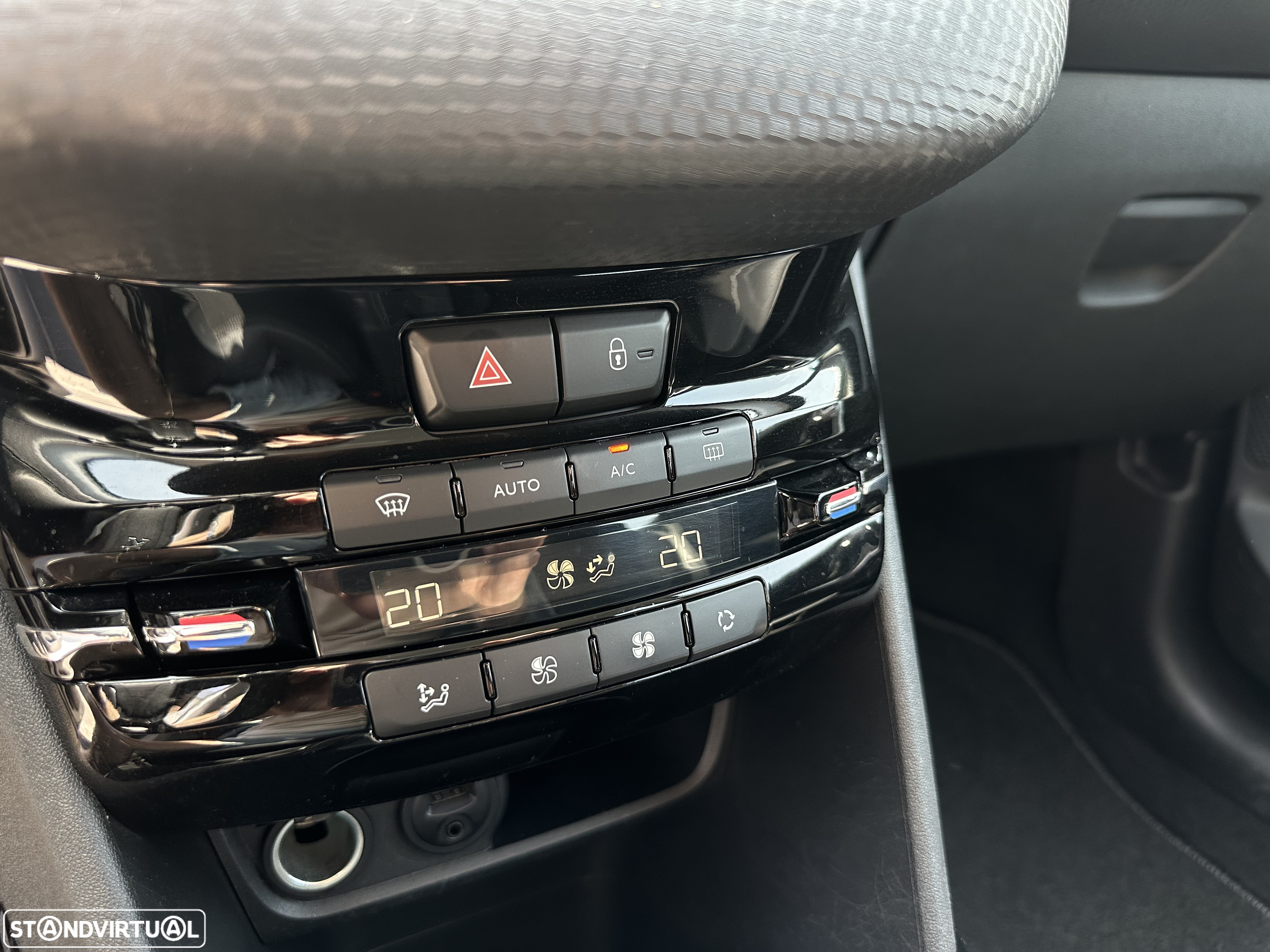 Peugeot 2008 1.2 PureTech Allure EAT6 - 20