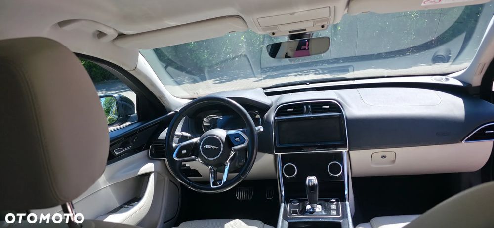 Jaguar XE 2.0 D180 AWD S - 9