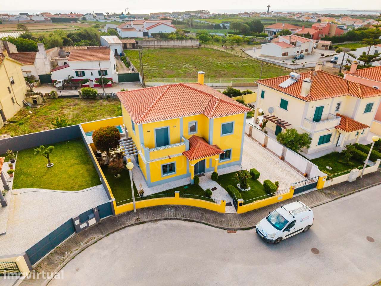 Moradia exclusiva com piscina aquecida, suite, garagem e jardim des... - Grande imagem: 2/50