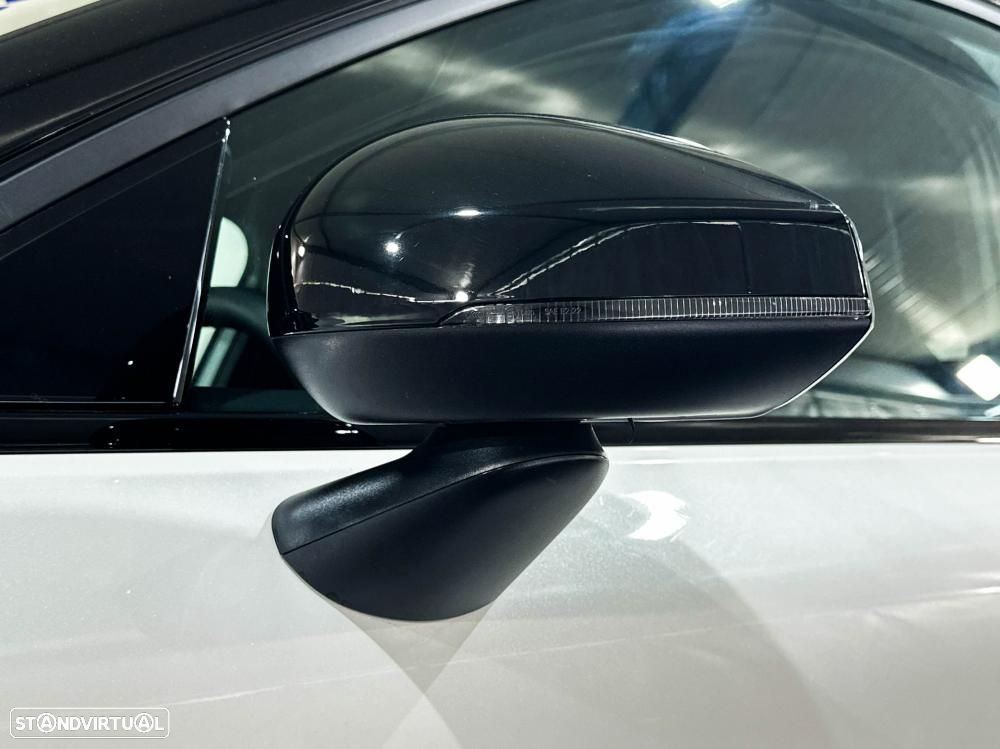 Volvo EX30 Single Motor Extended Range RWD Plus - 16