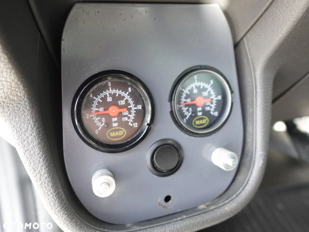 Ford Transit - Kontener z windą - 33