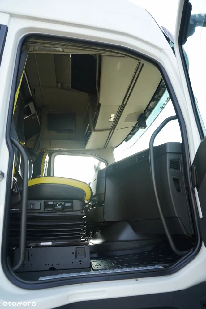 Volvo FH 650 / 6x2 / ZESTAW TANDEM / PLATFORMA / 8 M + 8,3 M / KLIMA POSTOJOWA / OŚ PODNOSZONA I SKRĘTNA / I- SHIFT / CAŁY NA PODUSZKACH / - 33