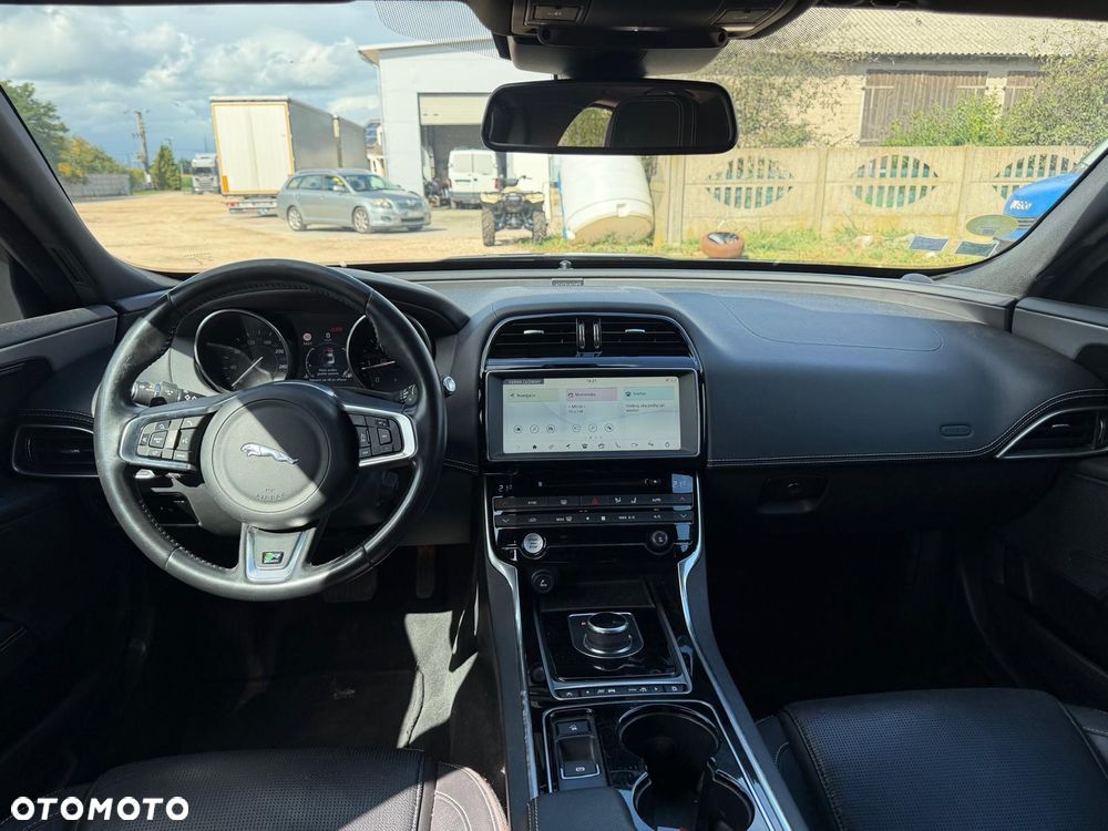 Jaguar XE 2.0 D R-Sport - 12