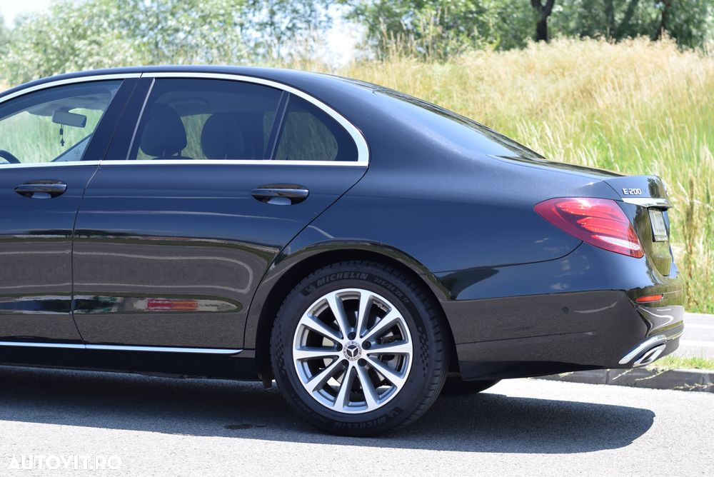 Mercedes-Benz E 200 4MATIC Aut. - 36