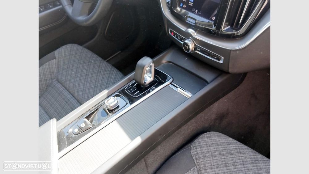 Volvo XC 60 2.0 B4 Momentum Plus - 23