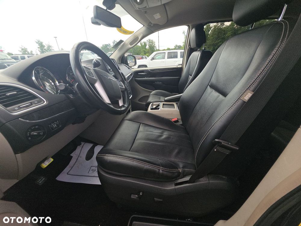 Chrysler Town & Country - 8