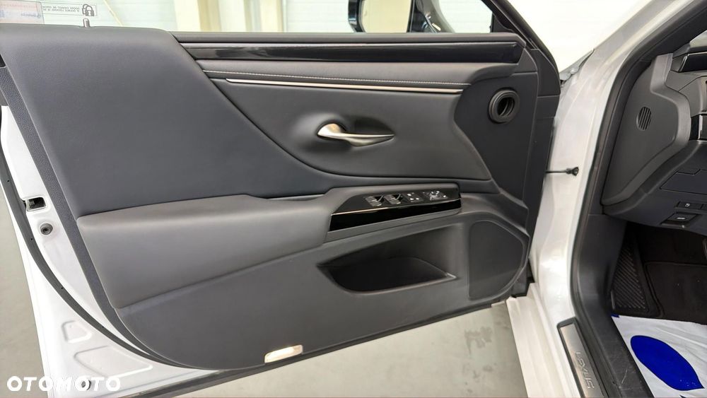 Lexus ES 300h Business Edition - 11
