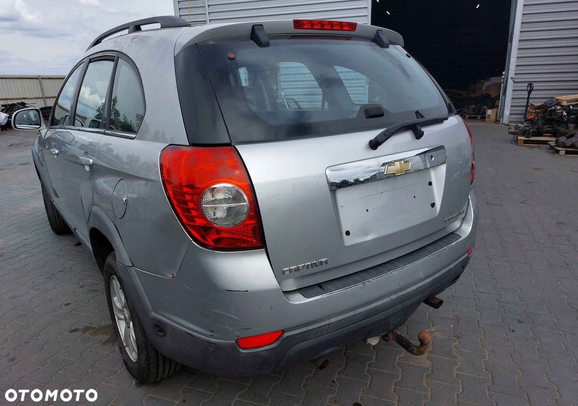 ZDERZAK TYŁ + ODBLASKI CHEVROLET CAPTIVA I 98U 06-10r - 2