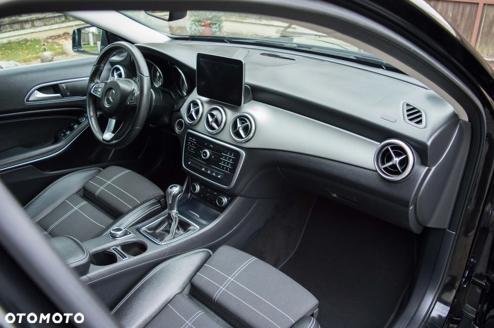 Mercedes-Benz GLA 180 UrbanStyle Edition - 32