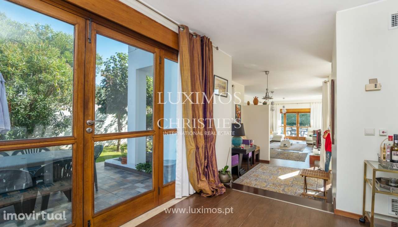 Moradia com jardim e piscina, para venda, junto à Praia de Miramar - Grande imagem: 5/16