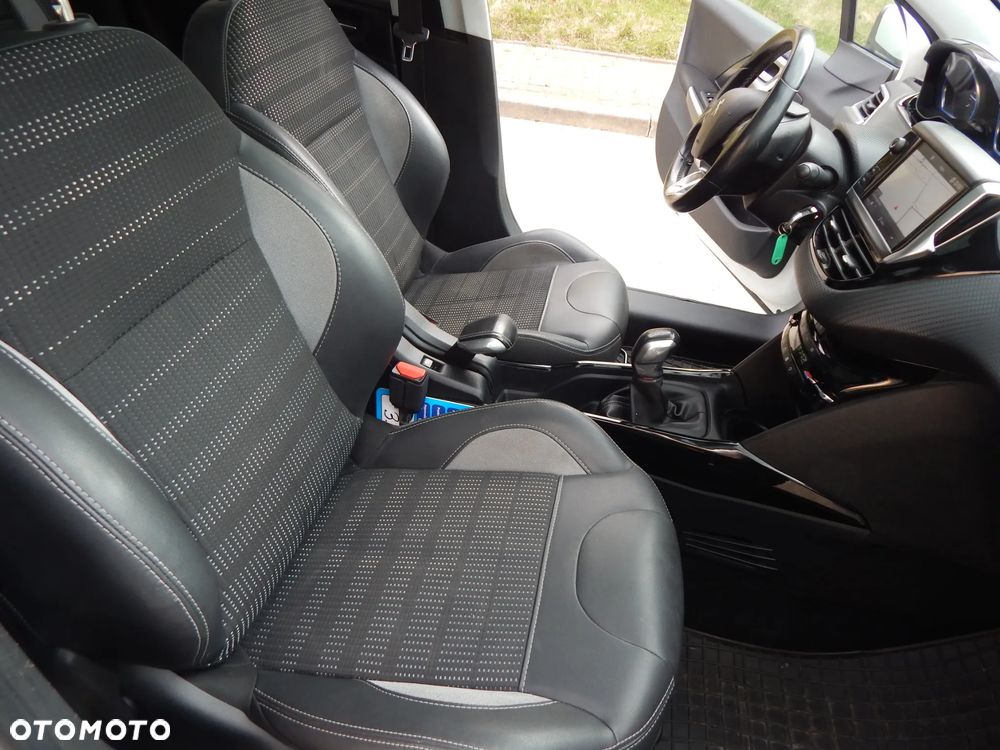 Peugeot 2008 1.2 Pure Tech Allure S&S - 17