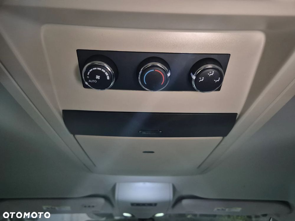Chrysler Town & Country - 14