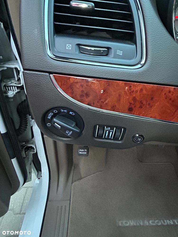 Chrysler Town & Country - 13