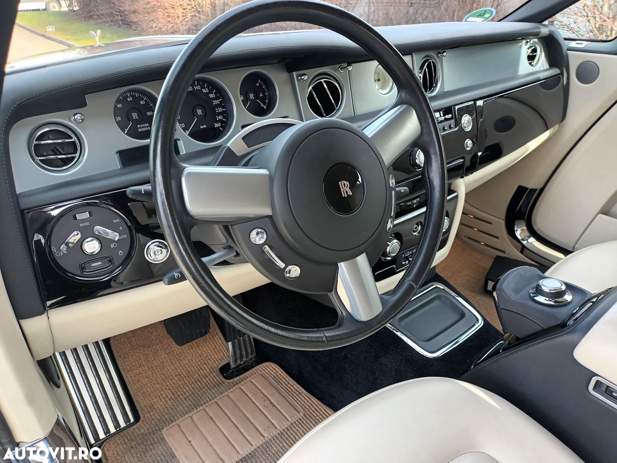 Rolls-Royce Phantom Drophead Coupe - 19