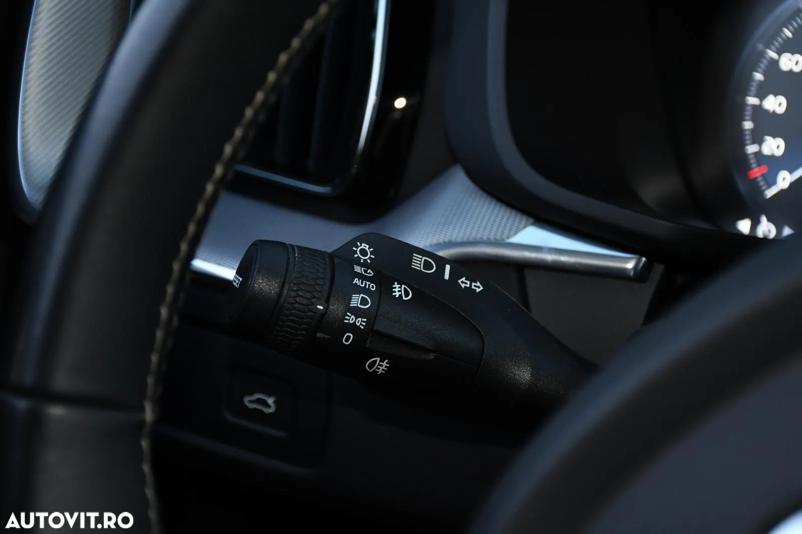 Volvo XC 60 B4 MHEV AT AWD Plus Dark - 28