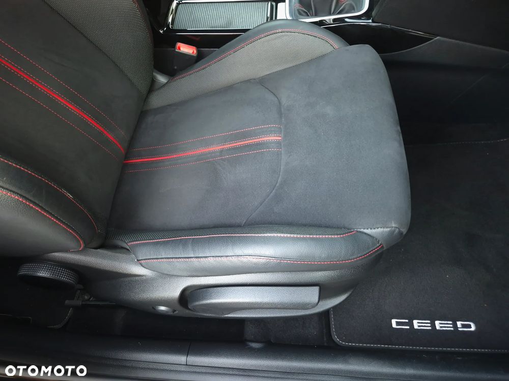 Kia Ceed 1.6 T-GDI GT - 34