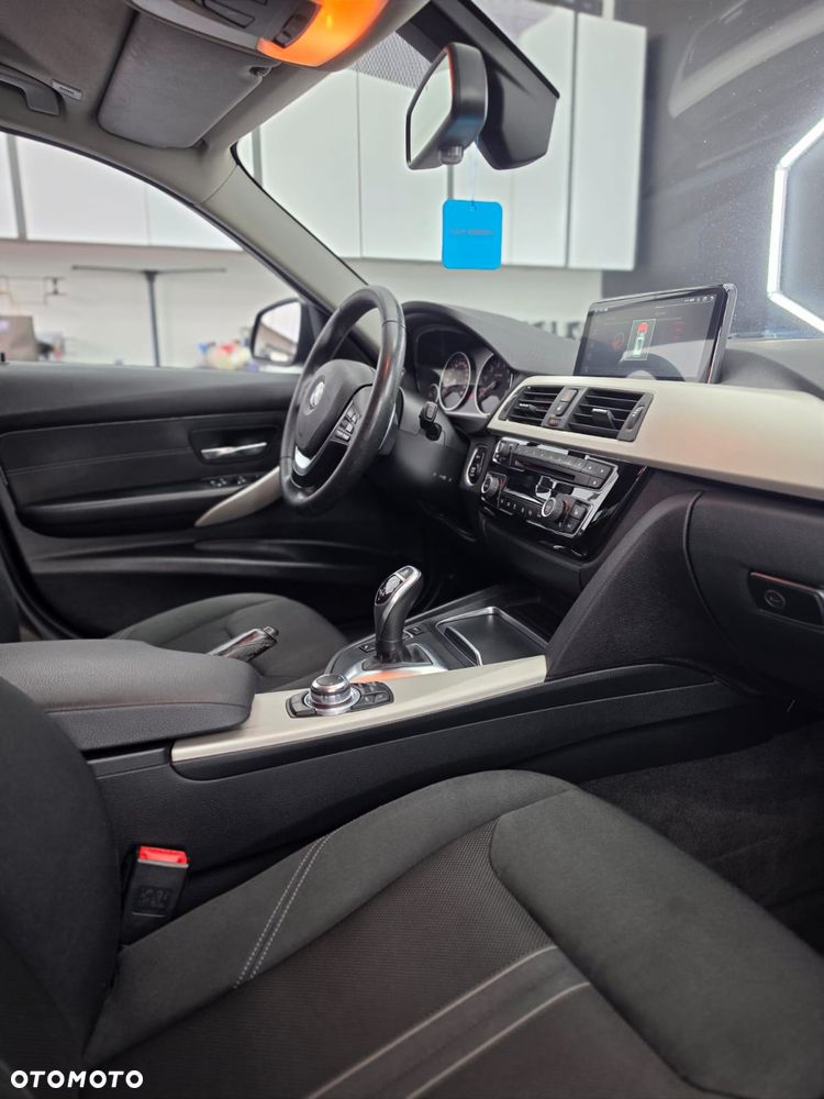 BMW Seria 3 320i - 9