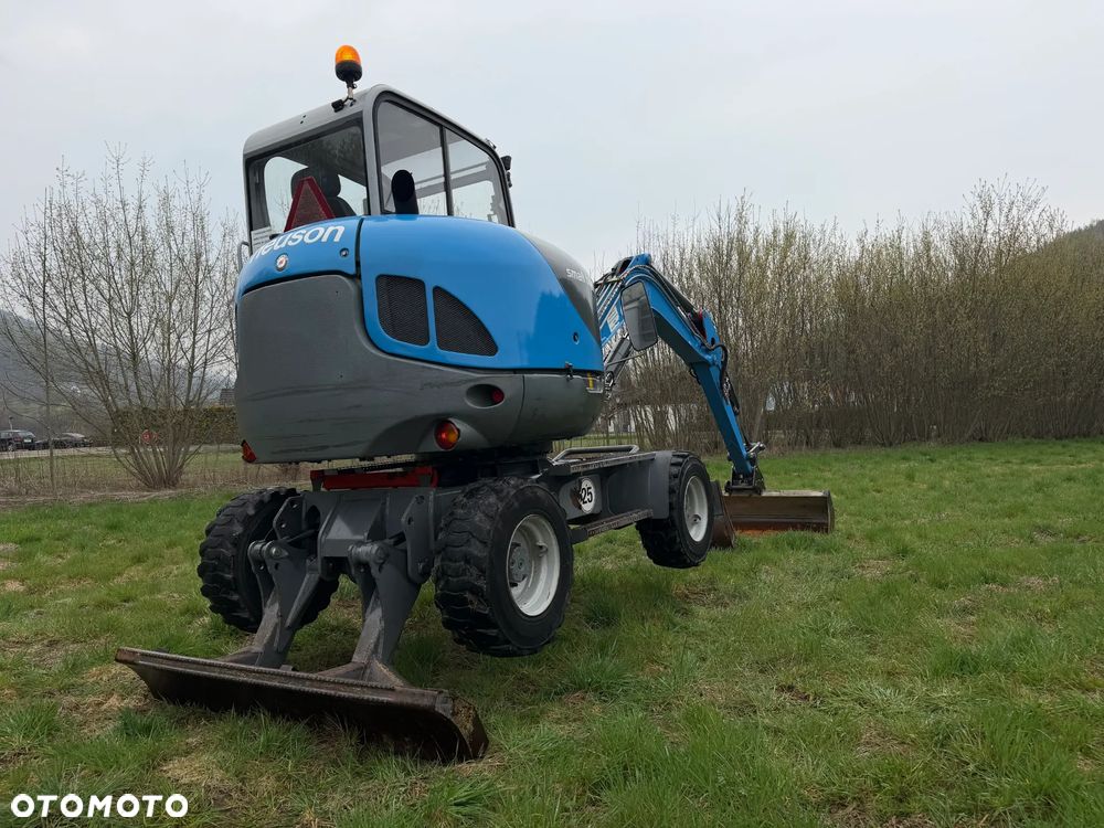 Wacker Neuson 6503 Koparka Kołowa 7ton. Nowe Podwójne Opony z felgami dodatkowe! Niski Przebieg. Maszyna w Bardzo ładnym Stanie. Pochodzi z Komuny Norweskiej. Silnik YANMAR 65KM. Zero luzów wycieków 2 łyżki Okazja. Maszyna pracowała sporadycznie przy lekkich pracach publicznych. Zero zużycia. Dekra 2026r Dokumentacja. Stabilizatory. Zamki na tłokach. 3 sekcje Hydrauliczne. Szybka wolna Jazda. Silnik YANMAR - 23