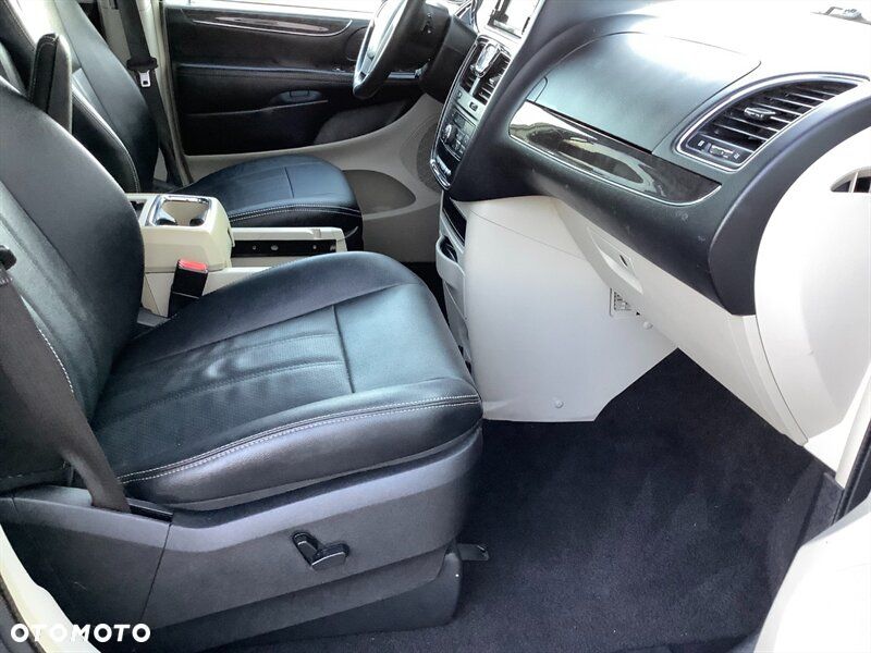 Chrysler Town & Country 3.6 Limited - 19