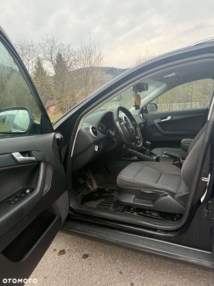 Audi A3 Sportback 1.6 TDI DPF Ambiente - 2