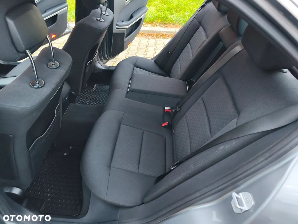 Mercedes-Benz Klasa E 200 CGI BlueEffICIENCY Elegance - 15