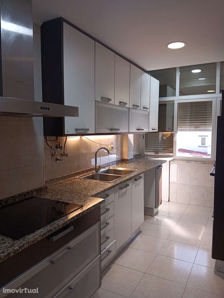 Apartamento T2 com cozinha separada na Amadora - Grande imagem: 2/7