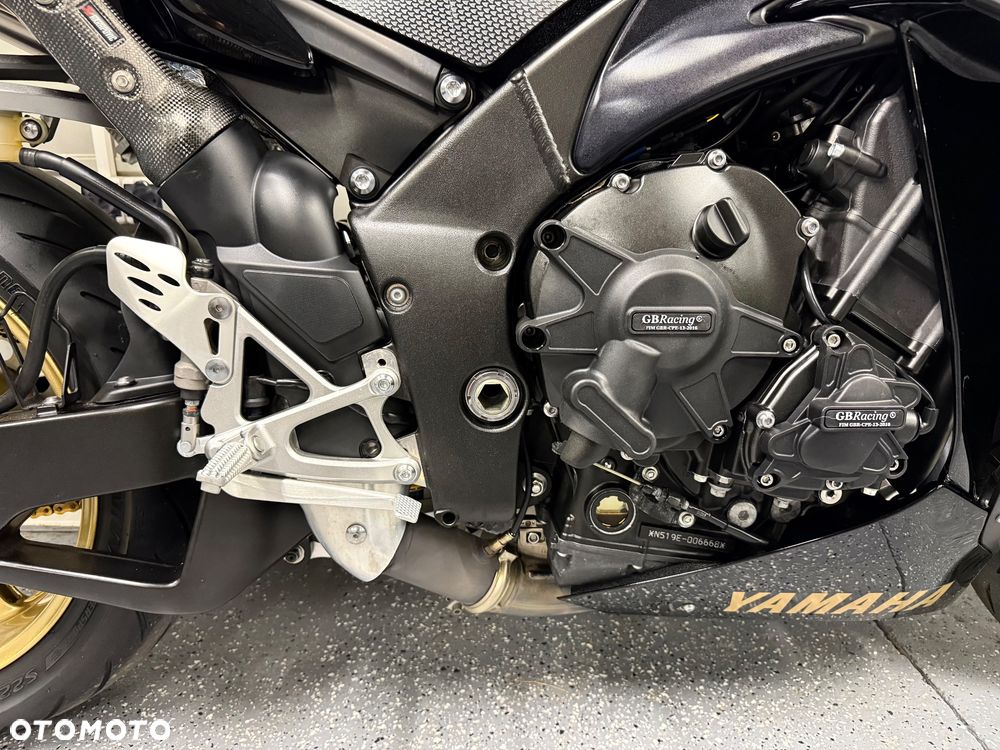 Yamaha R1 - 9