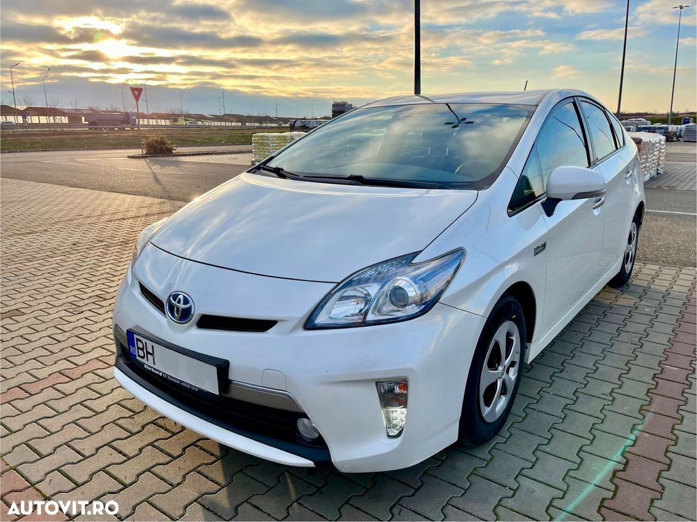 Toyota Prius Plug-in (Hybrid) Life - 3