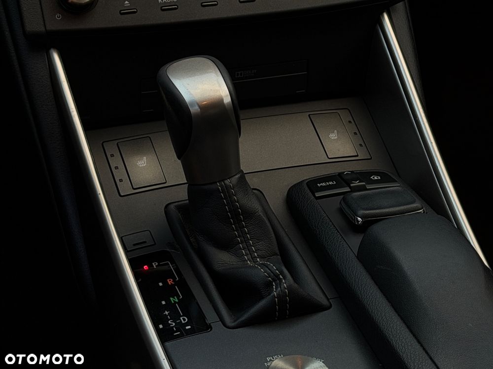 Lexus IS 300h Business Edition - 22