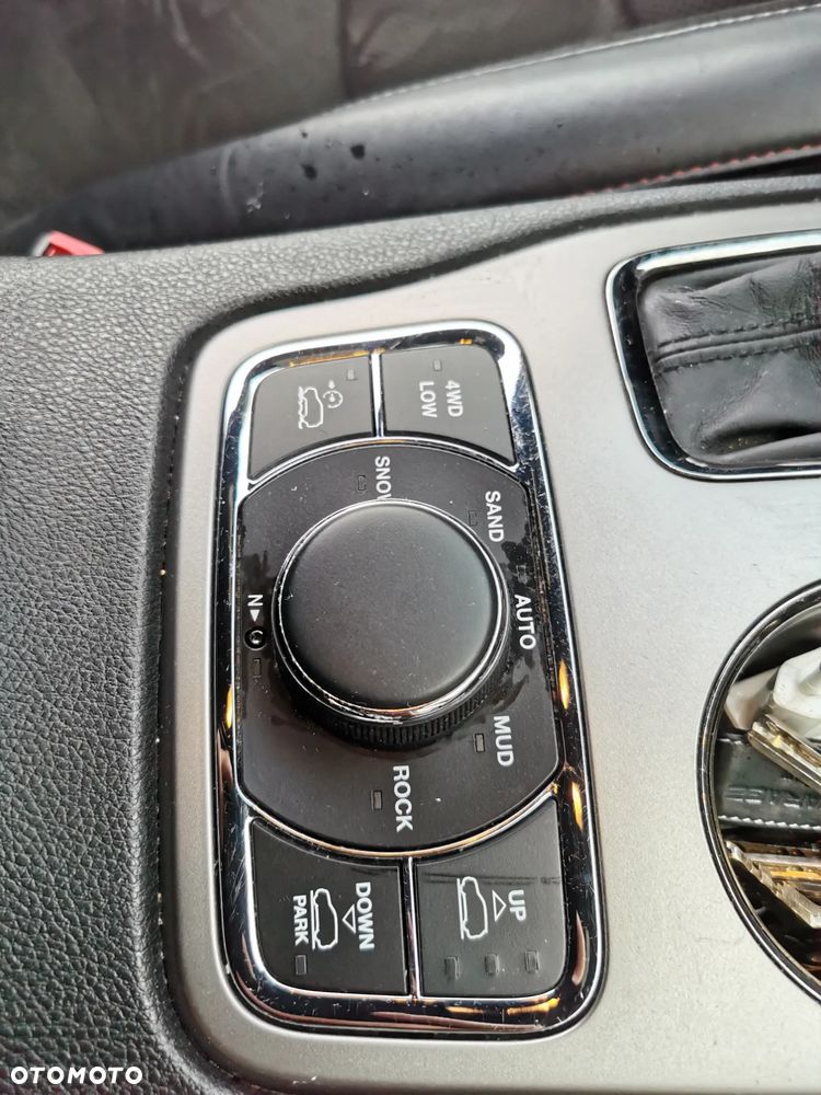 Jeep Grand Cherokee - 36