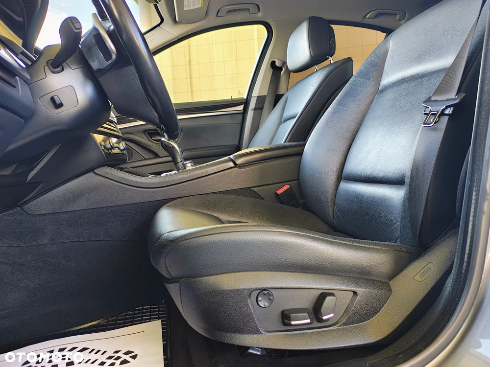 BMW Seria 5 550i Sport-Aut - 17