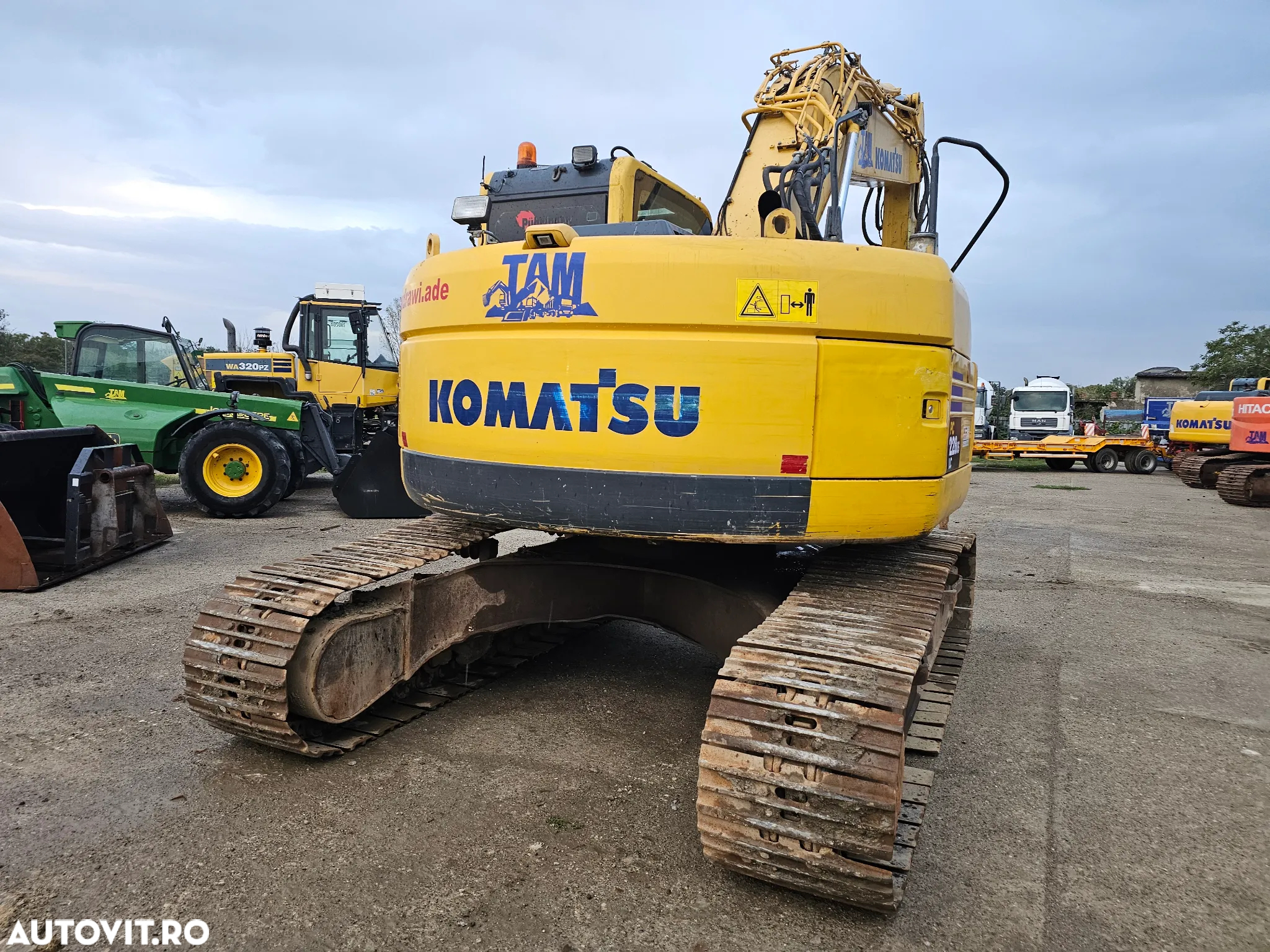 Komatsu PC228 USLC excavator pe senile compact - 8