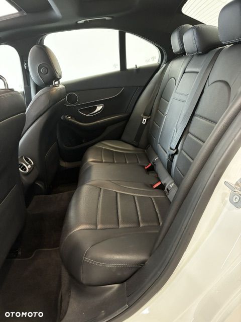Mercedes-Benz Klasa C 300 4Matic 9G-TRONIC AMG Line - 15