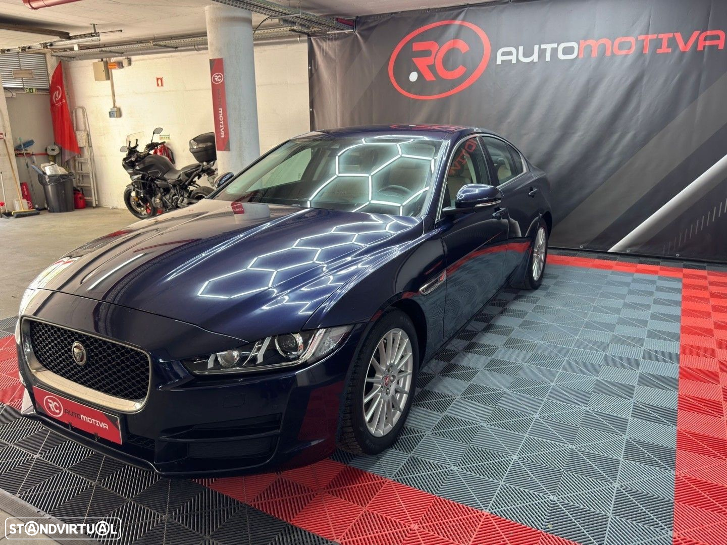 Jaguar XE 2.0 D Prestige - 3
