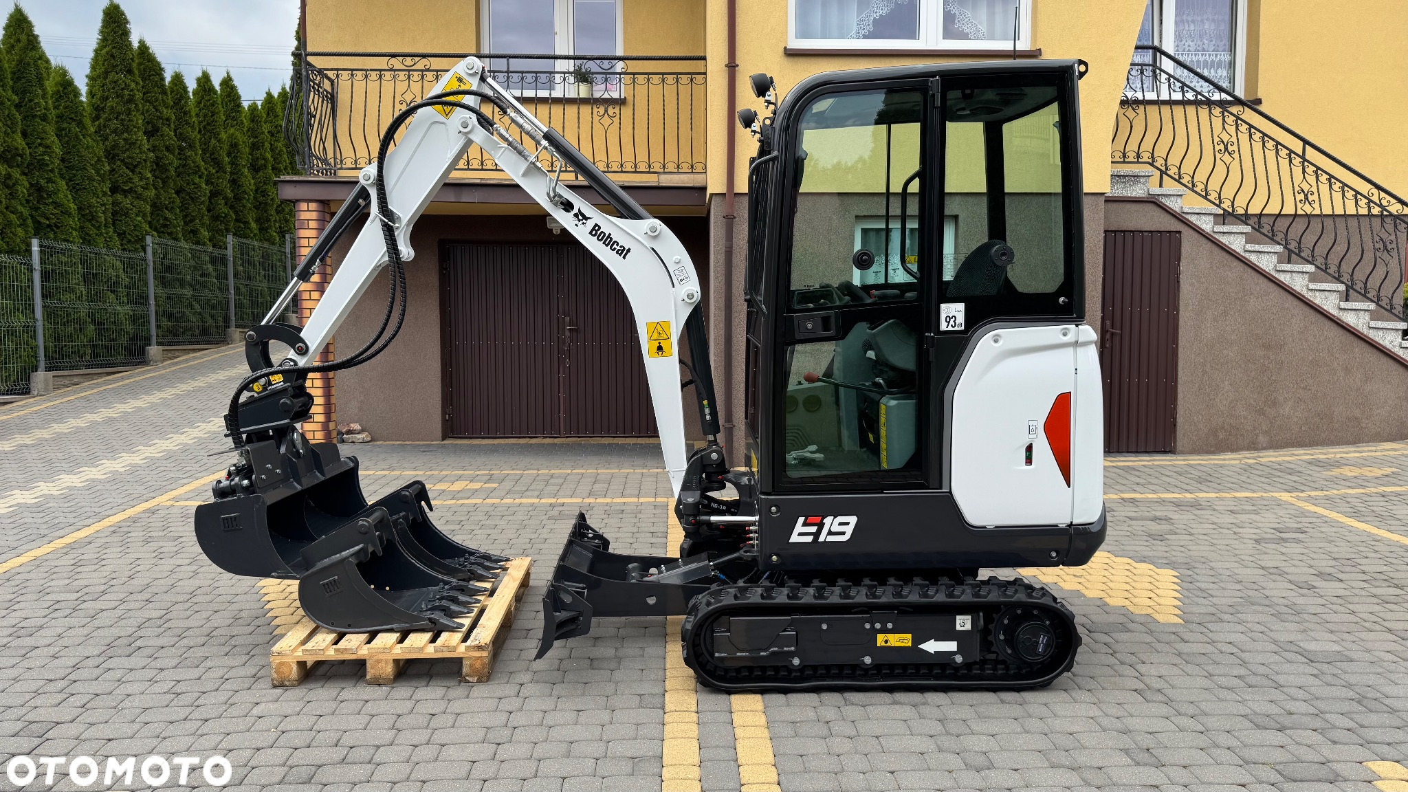 Bobcat E19 / rok 2024 / liczba godzin 4 / kupiona u dealera w Polsce / stan NOWA / komplet 3 łyżek / skarpówka hydrauliczna / - 3