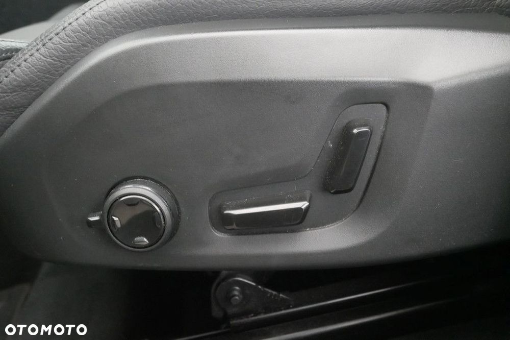 Volvo XC 60 B4 D Plus Dark - 28
