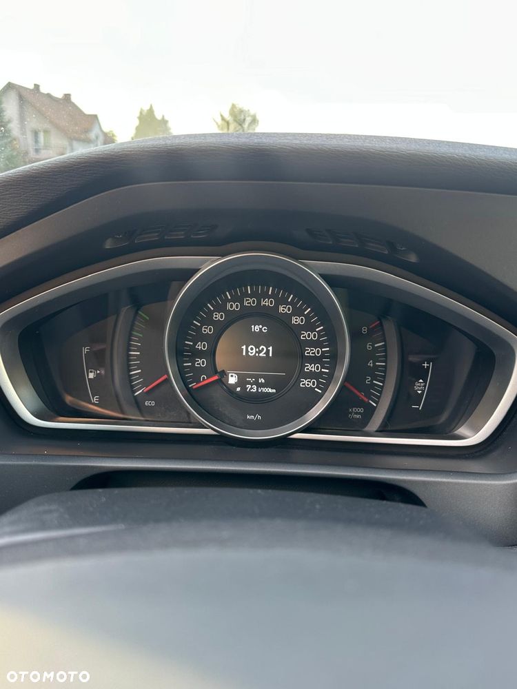 Volvo V40 T2 Momentum - 10