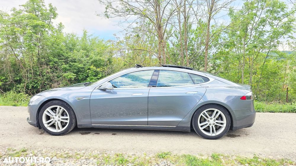 Tesla Model S - 4