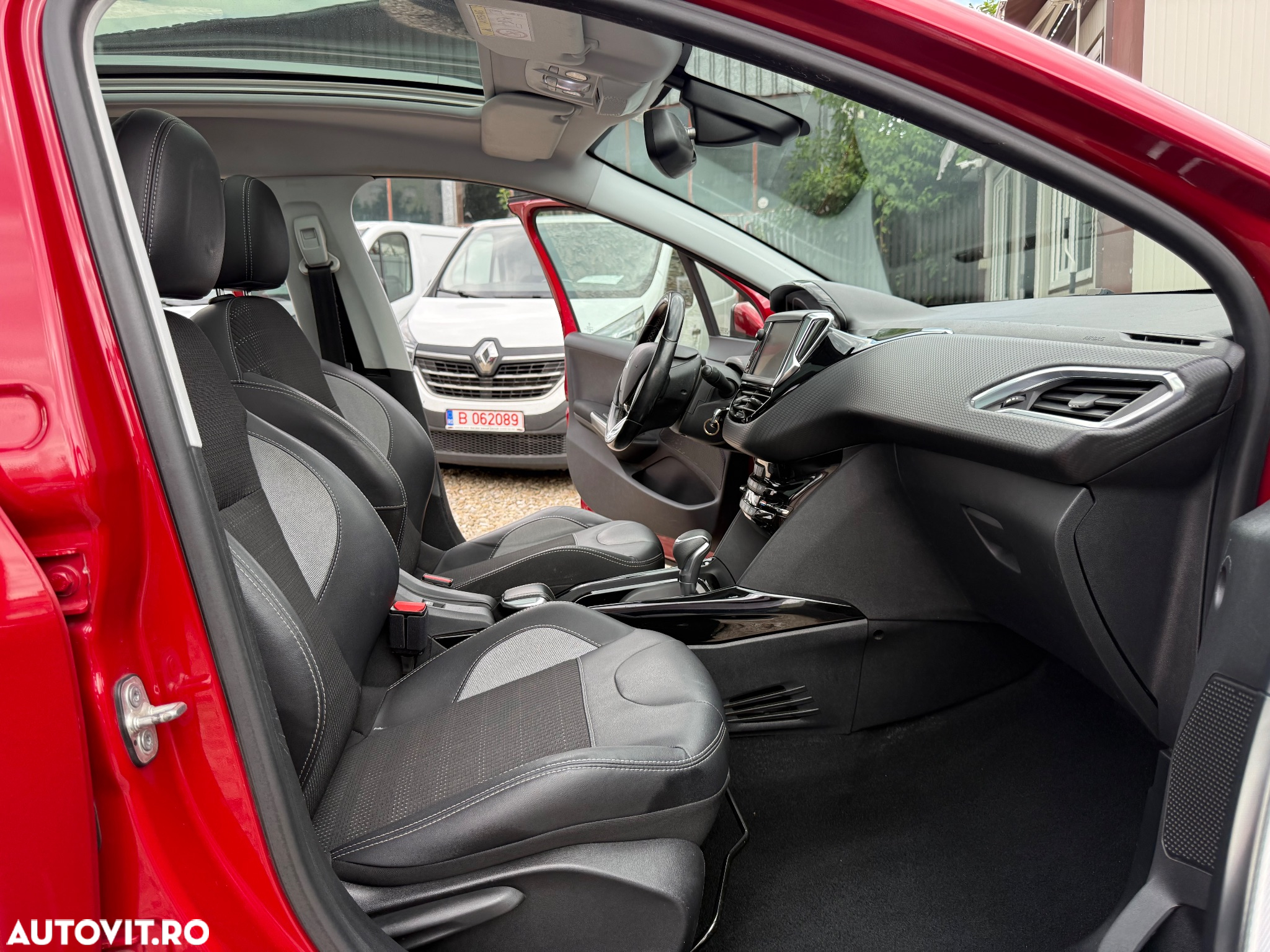 Peugeot 2008 1.2 PureTech Turbo EAT6 S&S Allure - 19