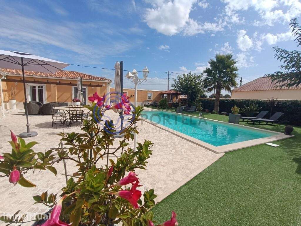 Moradia contemporânea térrea · Piscina · Jacuzzi · - Grande imagem: 3/60