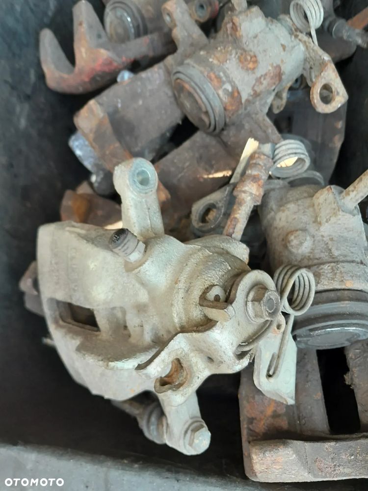 Zacisk lewy tył VW T5 - 2