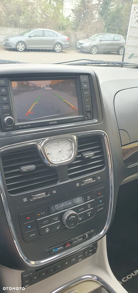 Chrysler Town & Country 3.6 Limited - 13