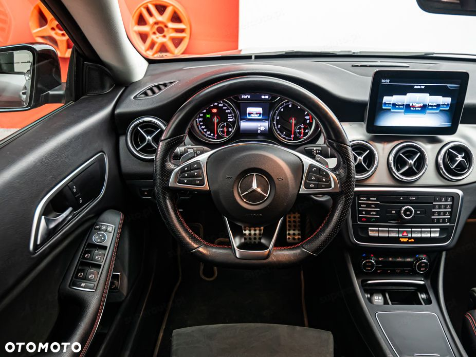 Mercedes-Benz CLA 220 4-Matic AMG Line - 11