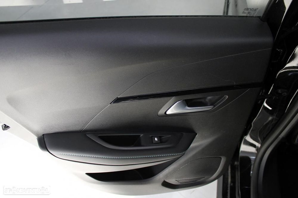 Peugeot e-208 Allure - 13